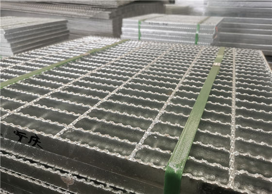 Q235 Stalowa platforma ze stali węglowej Kratka ocynkowana ząbkowany kwadratowy kształt
