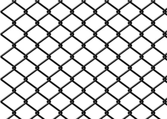Czarne ogrodzenie z diamentowego łańcucha pokrytego PVC