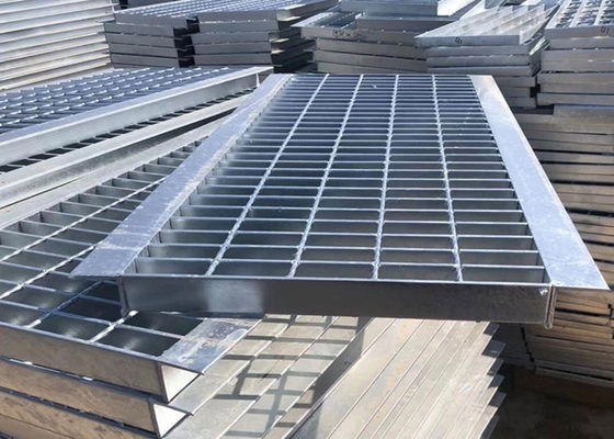 Stopnie schodowe z ząbkowanej kraty 40x5mm dla inżynierii miejskiej