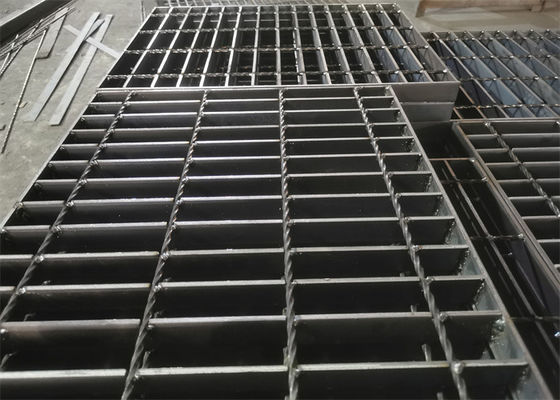 Antypoślizgowa płyta kratowa ze stali niskowęglowej 65x5mm do odpływów stadionowych