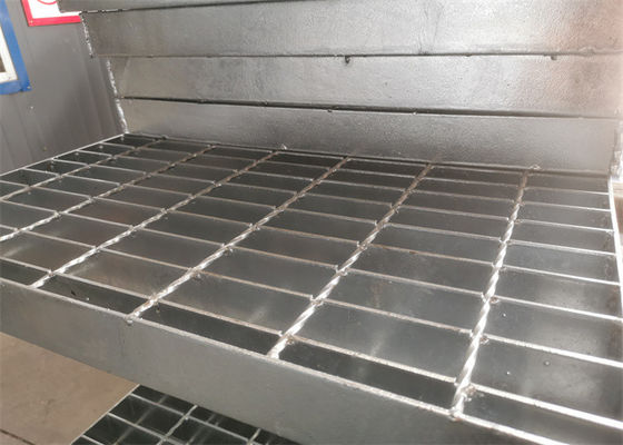 Antypoślizgowa płyta kratowa ze stali niskowęglowej 65x5mm do odpływów stadionowych