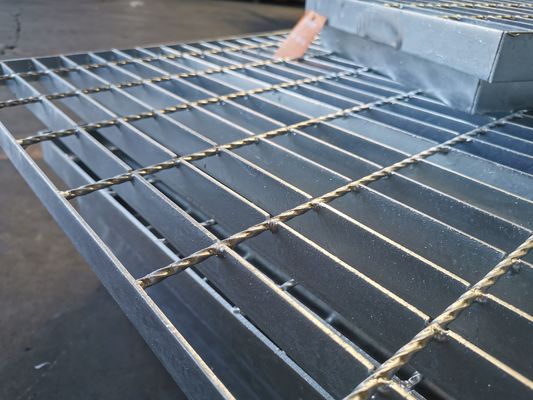 32x3mm ocynkowana stalowa płyta kratowa Zablokowana na chodniku podjazdowym