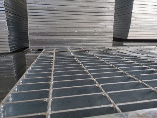 32x3mm ocynkowana stalowa płyta kratowa Zablokowana na chodniku podjazdowym
