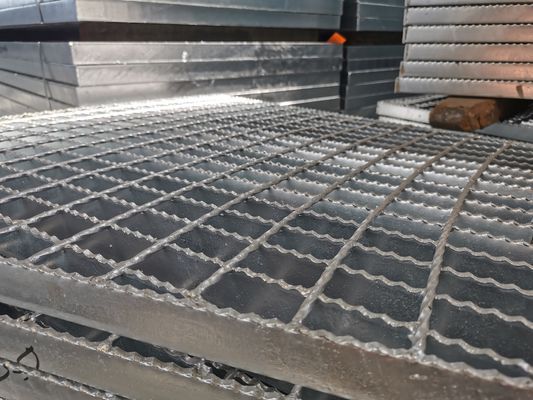 Kwadratowe, antypoślizgowe stalowe stopnie schodowe 40 mm do inżynierii sanitarnej