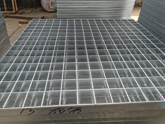 Kwadratowe, antypoślizgowe stalowe stopnie schodowe 40 mm do inżynierii sanitarnej