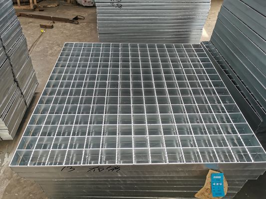 32x3mm ocynkowana stalowa płyta kratowa Zablokowana na chodniku podjazdowym