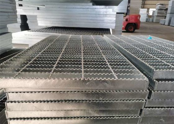 Kraty podjazdowe ze stali ocynkowanej zębatej Kraty aluminiowe 6063 do odwodnienia stadionu