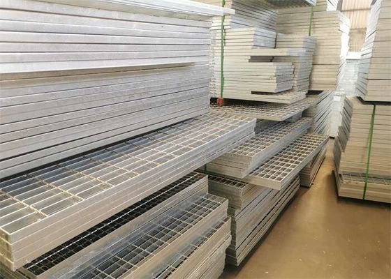 Krata podjazdowa ze stali antykorozyjnej o szerokości 1250 mm dla zakładów chemicznych