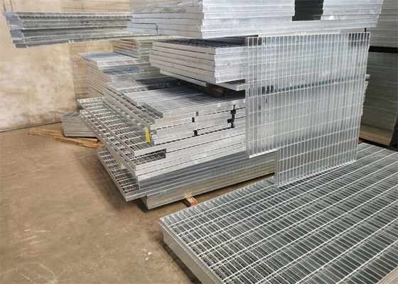 Krata podjazdowa ze stali antykorozyjnej o szerokości 1250 mm dla zakładów chemicznych