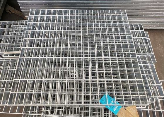 Zębate, antypoślizgowe stopnie schodowe 32 * 3 mm Stalowa krata ocynkowana ogniowo