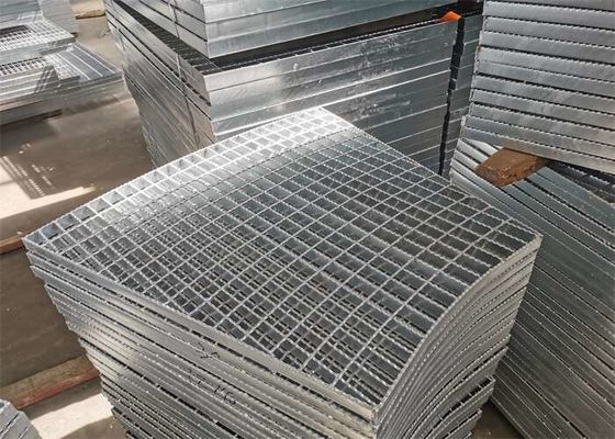 Zębate, antypoślizgowe stopnie schodowe 32 * 3 mm Stalowa krata ocynkowana ogniowo