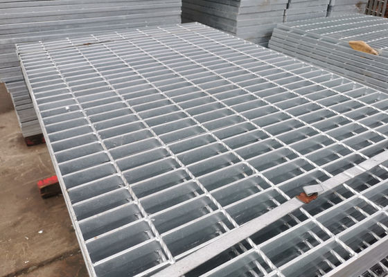 1000 mm × 6000 mm ze stali ocynkowanej ogniowo ze stali ocynkowanej, odpornej na poślizg, zgrzewana stalowa krata