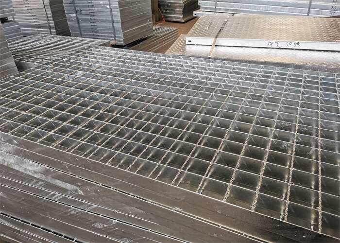 Krata podjazdowa ze stali antykorozyjnej o szerokości 1250 mm dla zakładów chemicznych